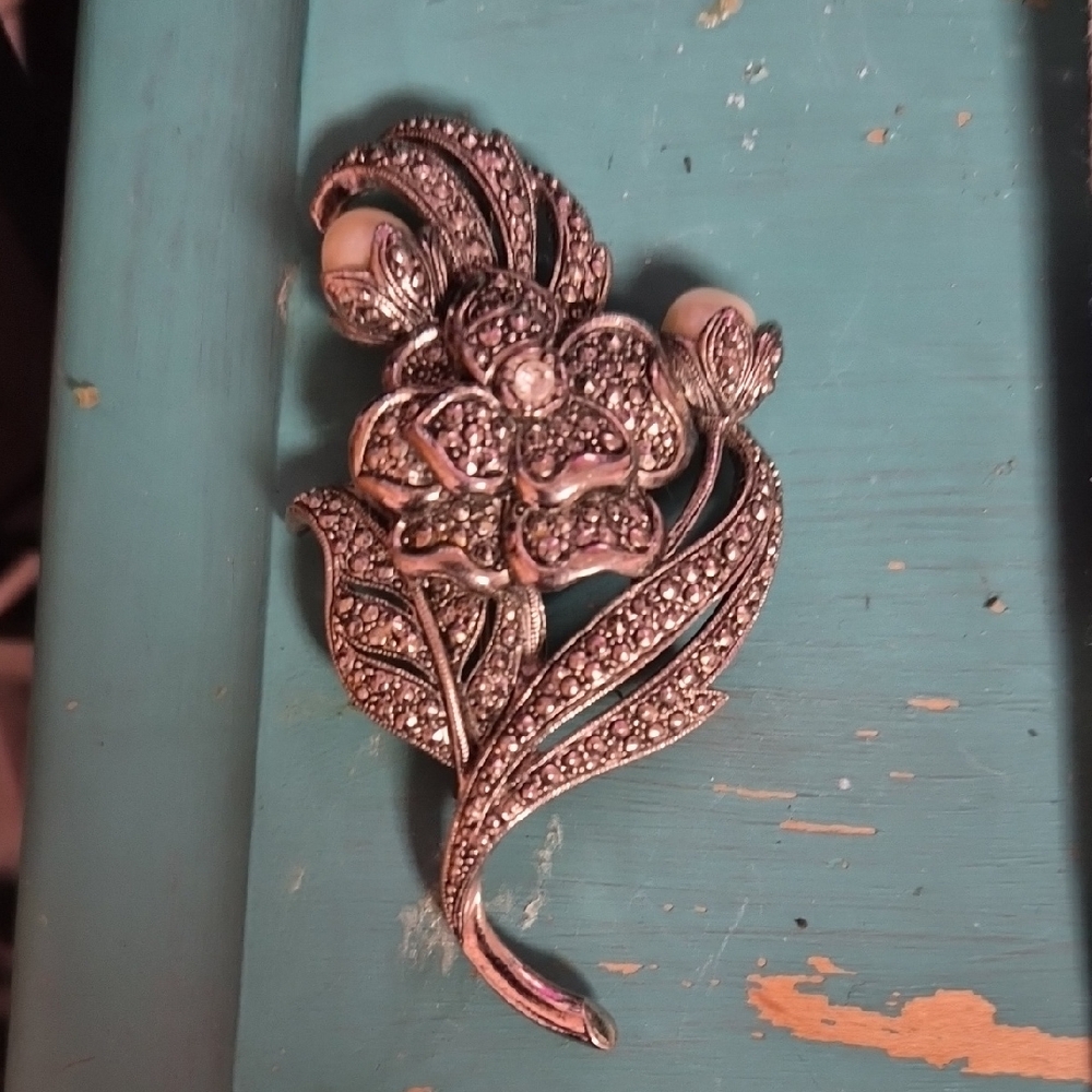 Elegant Silver Floral Brooch